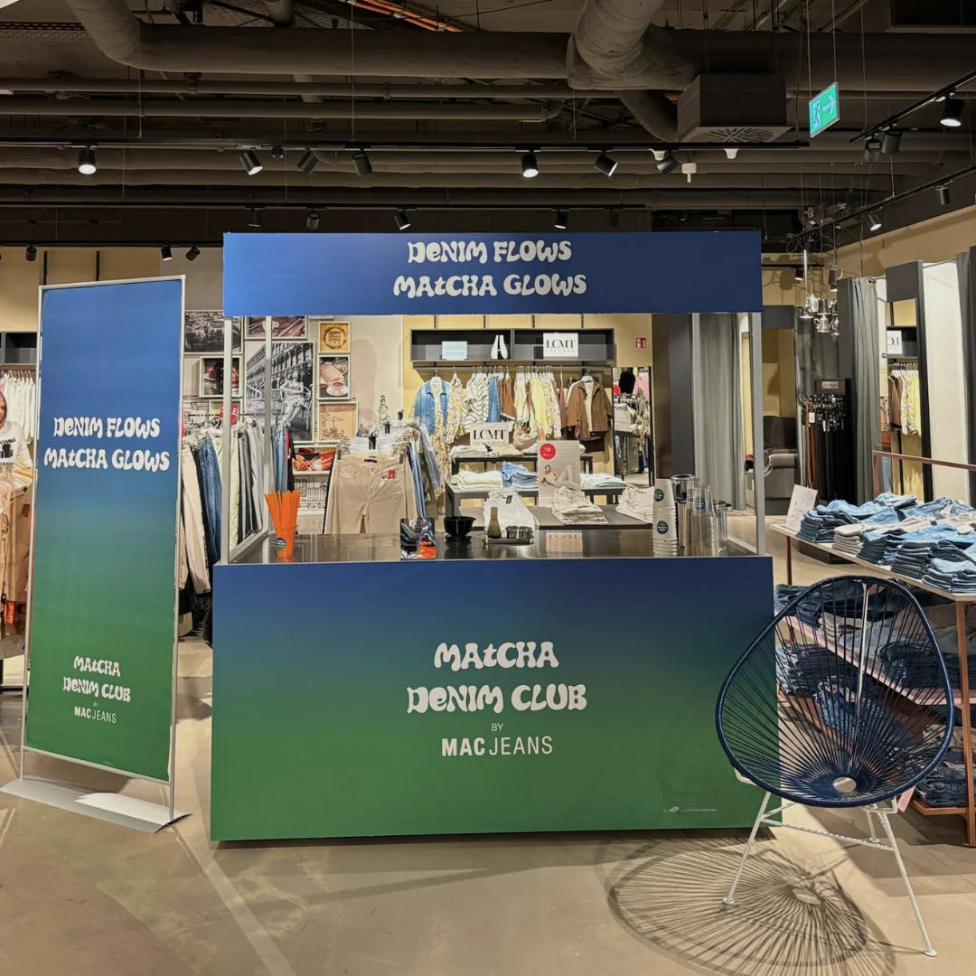 Gebrandete Matcha Bar des Matcha Denim Club by MAC Jeans in der Filiale
