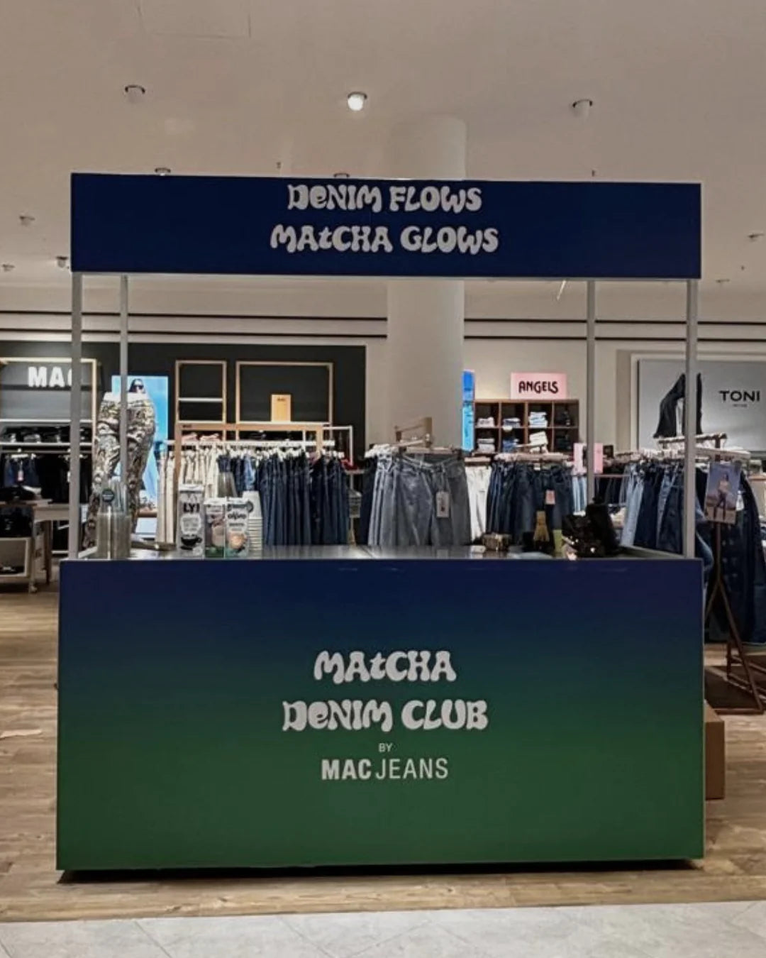 Matcha Denim Club Bar von Maora zwischen Jeans Regalen im MAC Jeans Store