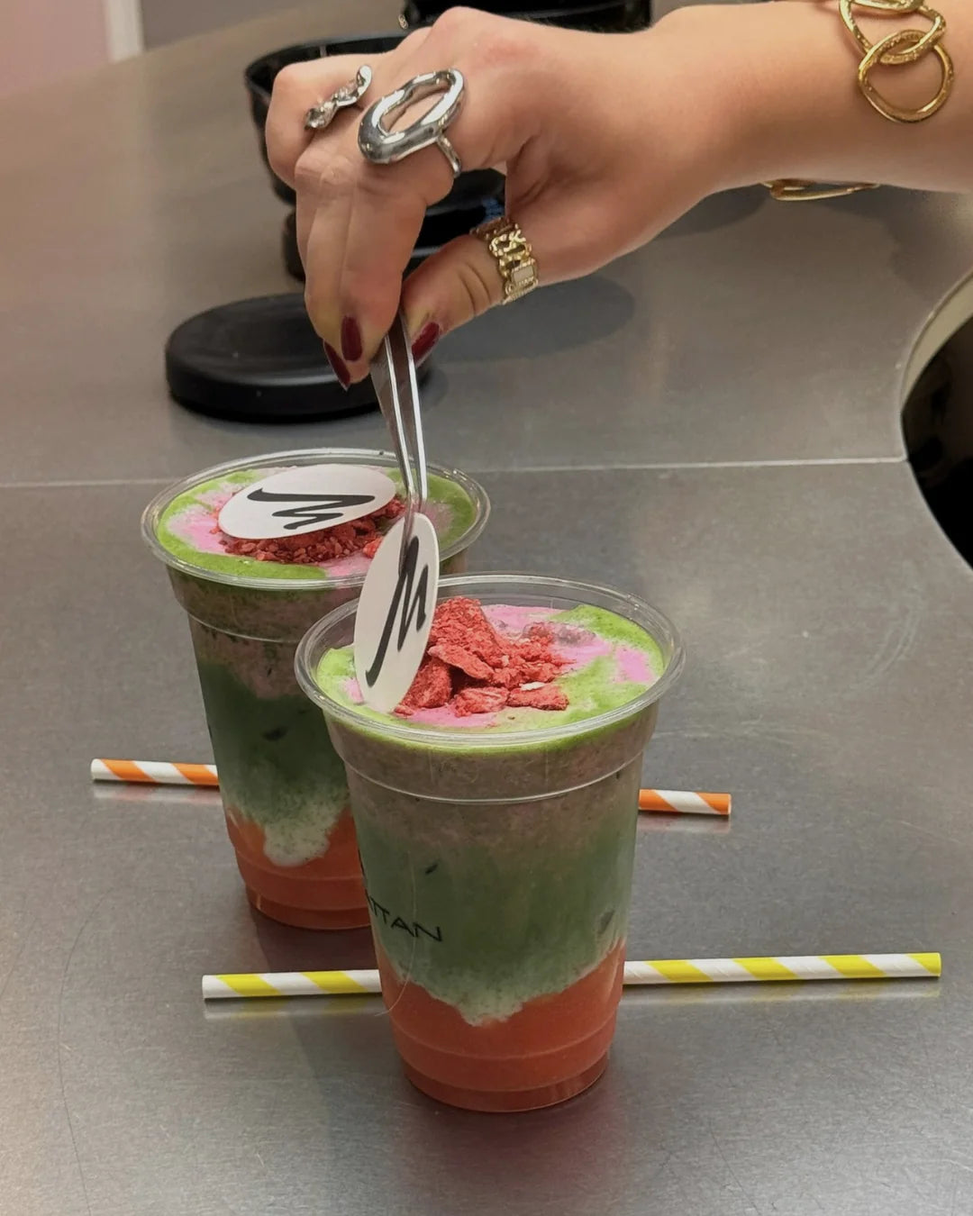 Strawberry Matcha Drinks von Maora werden mit getrockneten Erdbeeren garniert