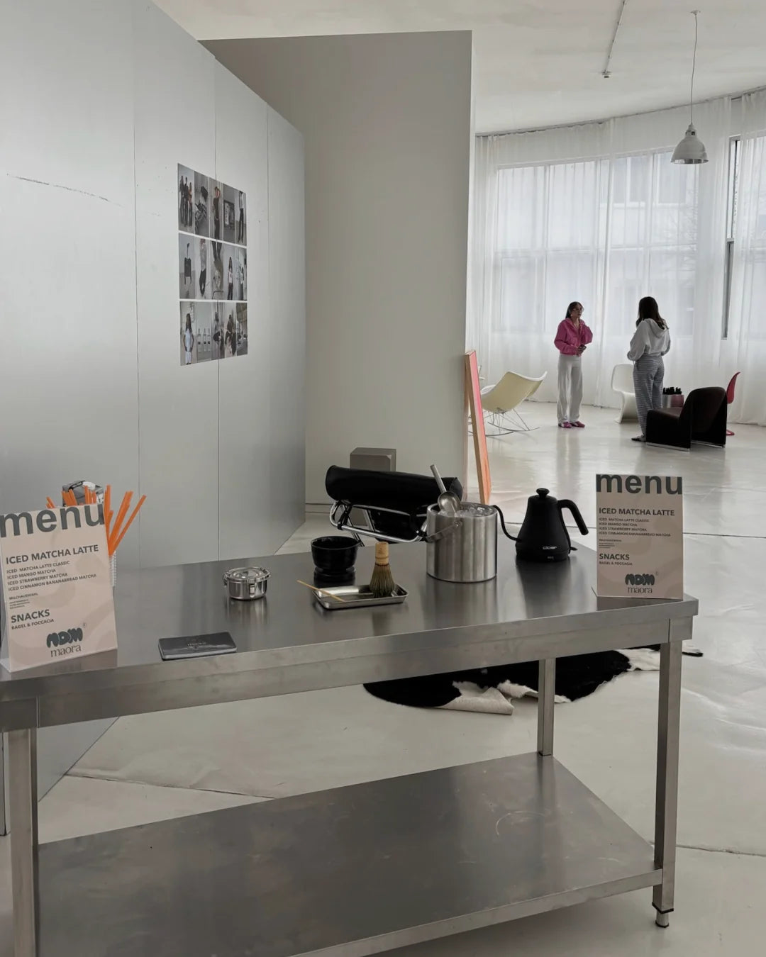 Minimalistische Matcha Bar von Maora im Atelier mit Menükarte und Wasserkocher