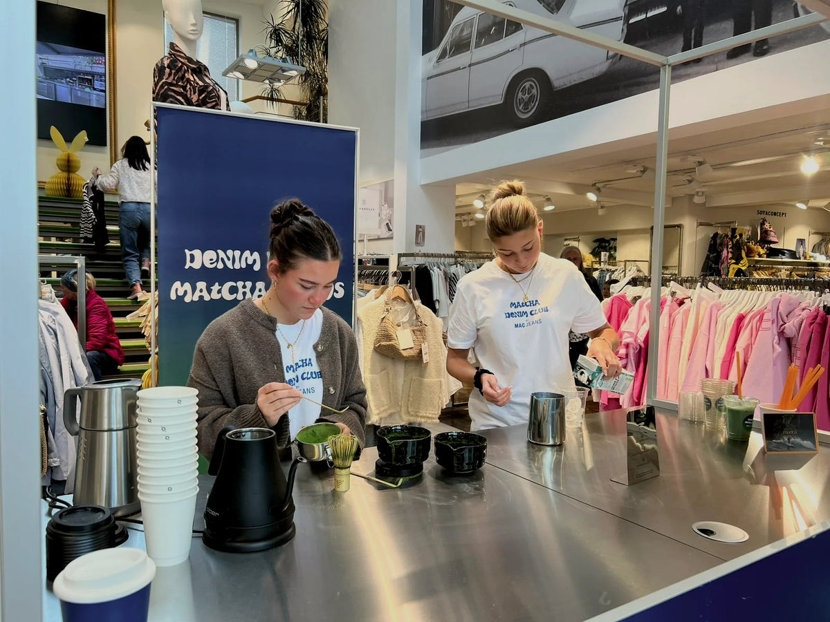 Zwei Baristas von Maora bereiten Matcha Latte beim Matcha Denim Club von MAC Jeans zu