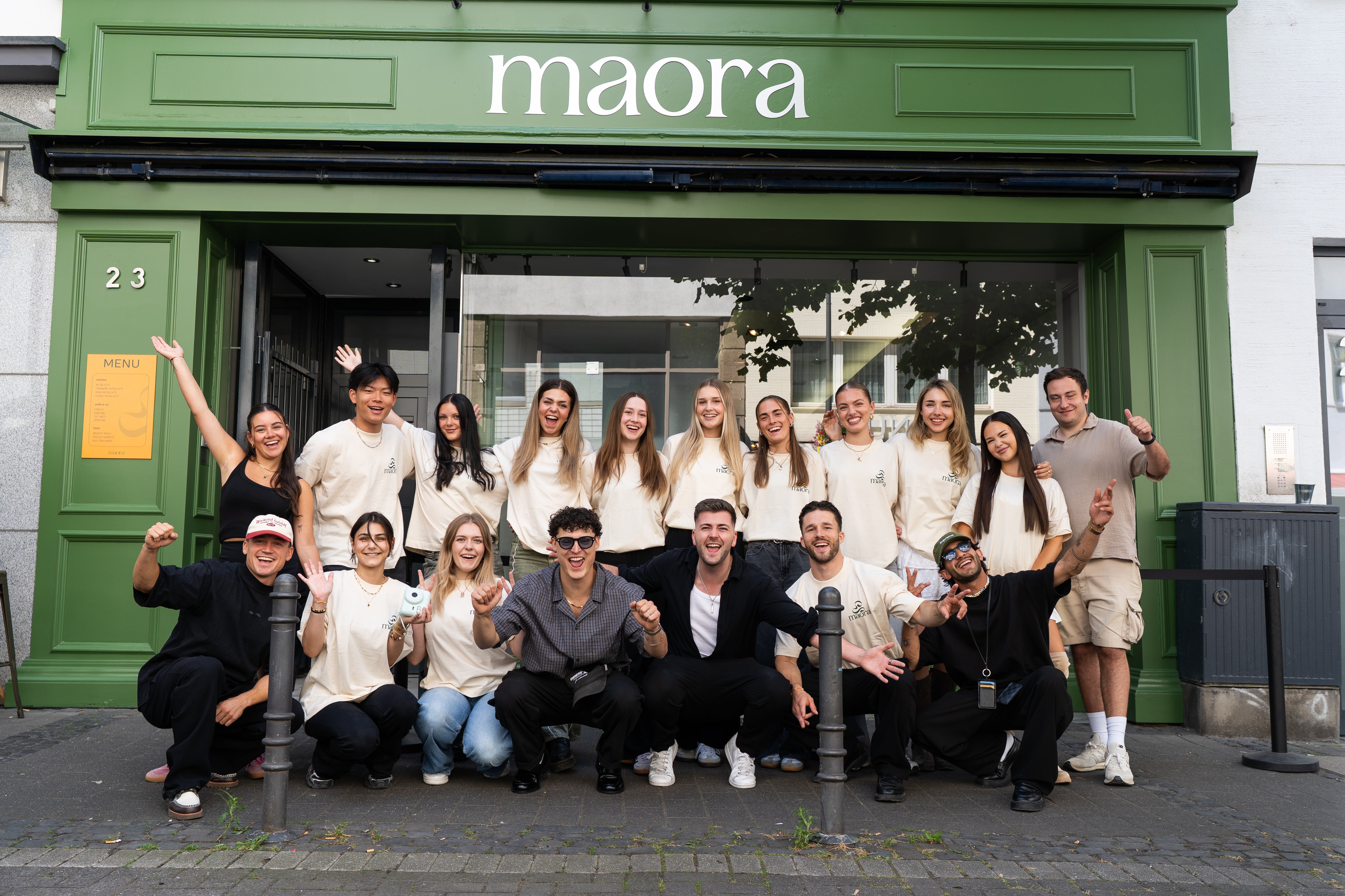 Teamfoto des Maora Cafés vor dem Laden in Köln