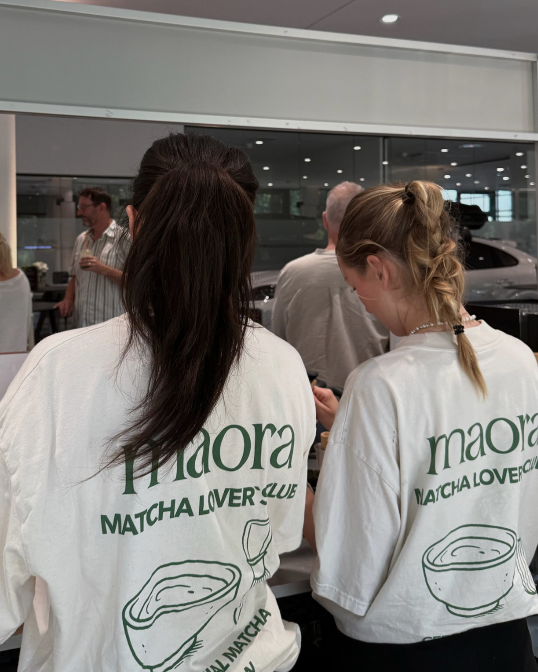 Maora Team in Matcha Lover Club Shirts bei einem Brand Event im Showroom