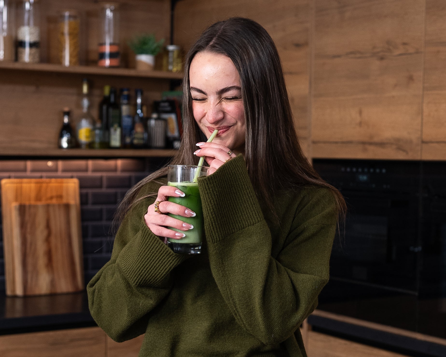 Frau hat spaß beimmatcha trinken 