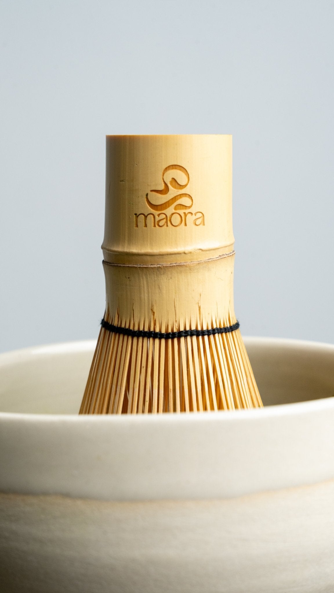 Maora Matcha - Bambusbesen (Chasen) in Keramikschale