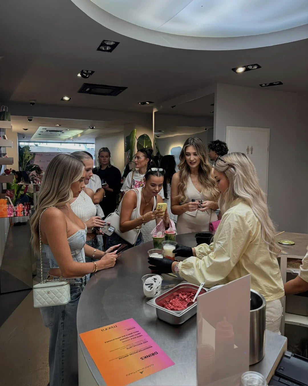 Gäste an der Maora Glow Bar bei einem Beauty Event mit Matcha Drinks