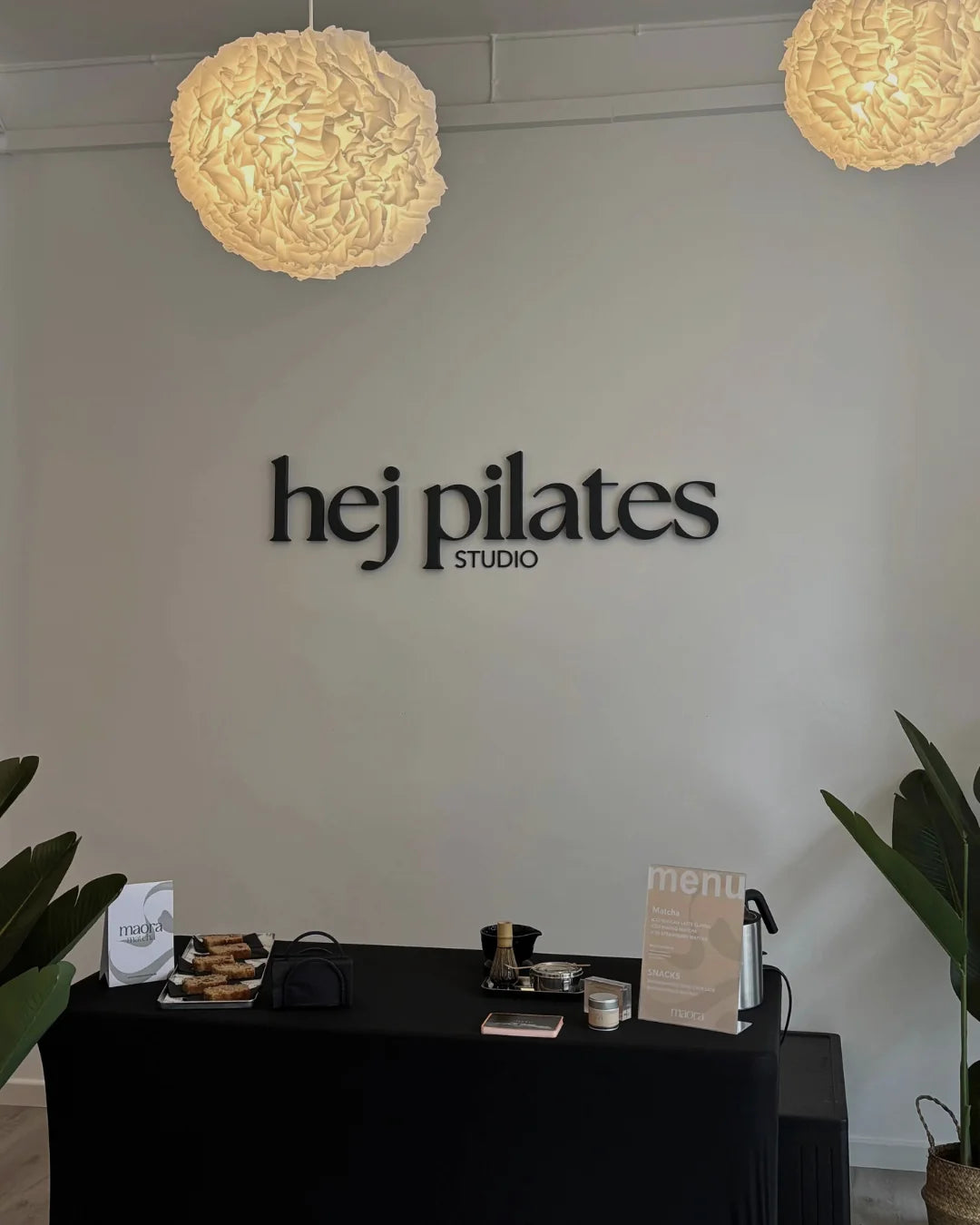 Catering Tisch von Maora mit Gebäck und Menükarte im hej pilates Studio