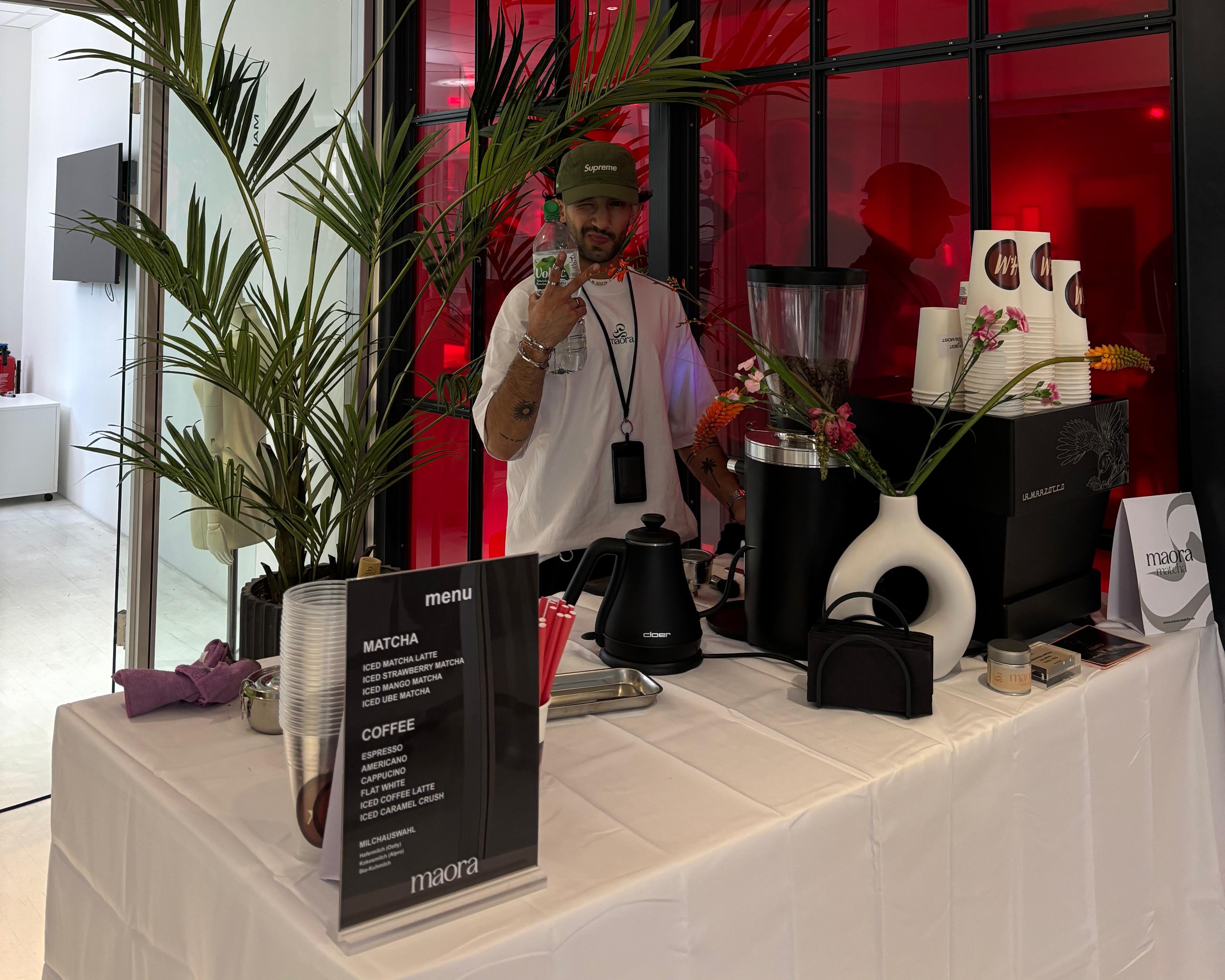 Maora Matcha Catering mit mobiler Bar und Barista bei einem Event 