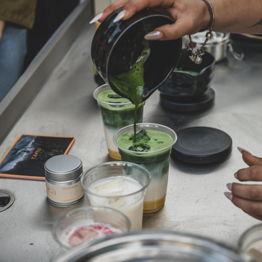 Zubereitung von Matcha Latte beim Maora Matcha Catering auf einem Event