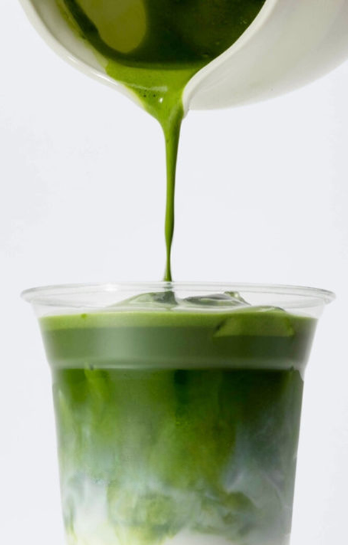 Frisch zubereiteter Matcha Latte mit hochwertigem japanischem Matcha Pulver