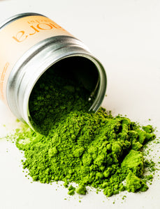 Premium Matcha Pulver in Dose – frisch gemahlenes grünes Teepulver aus Japan